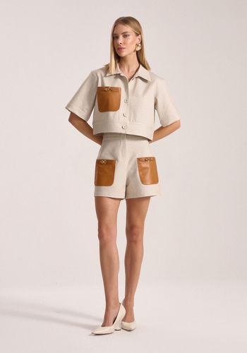 SHORTS JEANS COM COURO AREIA