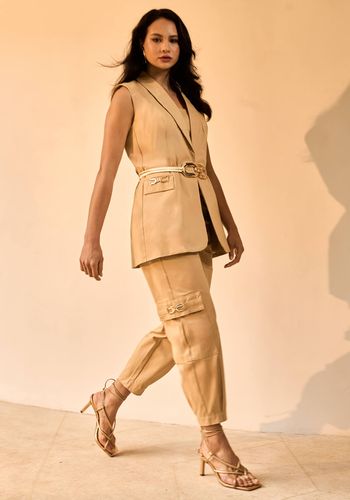 CALÇA EM SARJA COM METAL AREIA