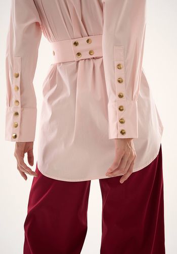 CAMISA EM TRICOLINE COM CINTO ROSA